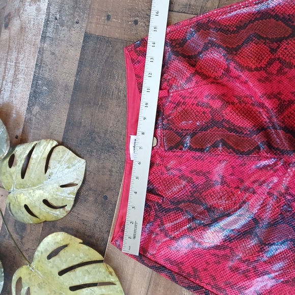 Superdown Women's Faux Snake Shorts size Medium - Picture 6 of 8